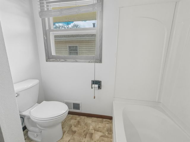 2115 7th Ave NW, Minot, ND 58703