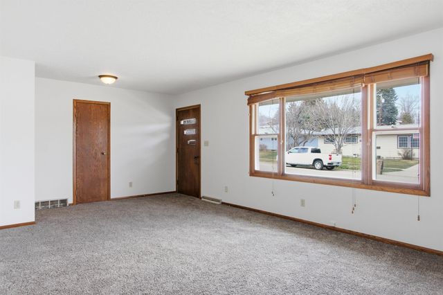 2115 7th Ave NW, Minot, ND 58703