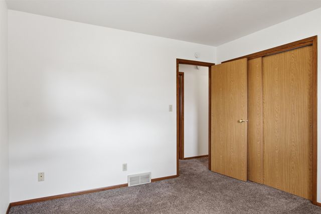 2115 7th Ave NW, Minot, ND 58703
