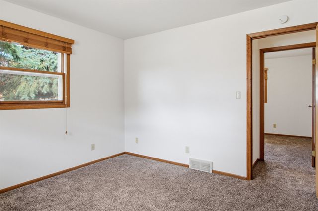 2115 7th Ave NW, Minot, ND 58703