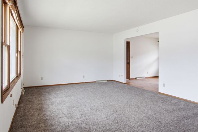 2115 7th Ave NW, Minot, ND 58703