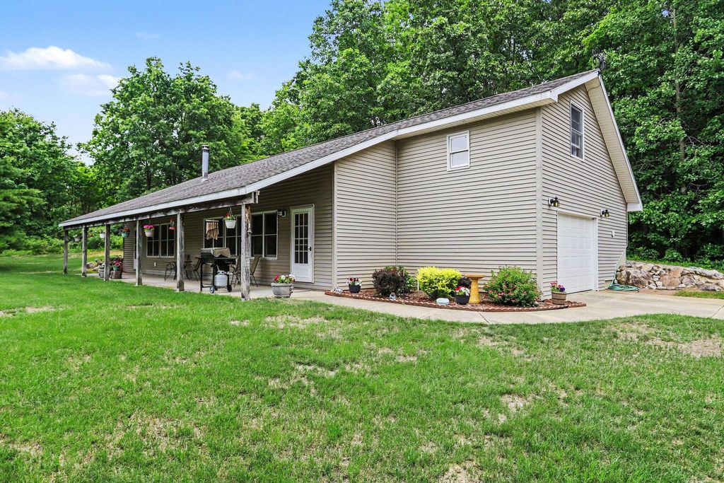 21641 Pine Lake Road, Pennfield Twp, MI 49014