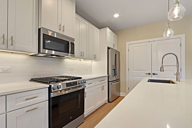 160 Washington Street 160, Barrington, IL 60010