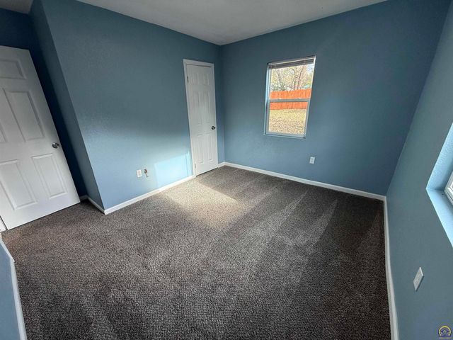 3342 SE Irvingham ST, Topeka, KS 66605