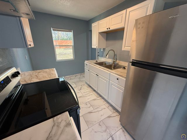 3342 SE Irvingham ST, Topeka, KS 66605