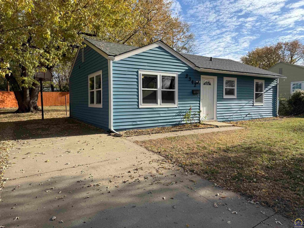 3342 SE Irvingham ST, Topeka, KS 66605