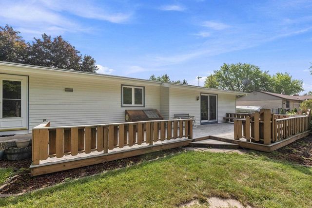 943 N OAKWOOD ROAD, Oshkosh, WI 54904