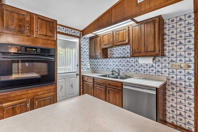943 N OAKWOOD ROAD, Oshkosh, WI 54904