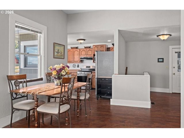 406 W C St, Rainier, OR 97048