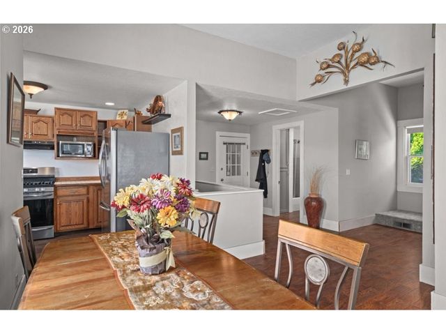 406 W C St, Rainier, OR 97048