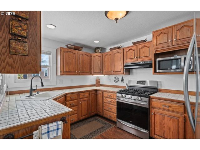 406 W C St, Rainier, OR 97048