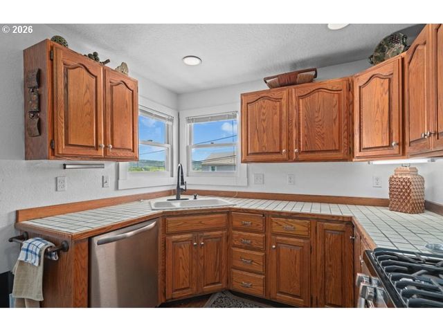 406 W C St, Rainier, OR 97048