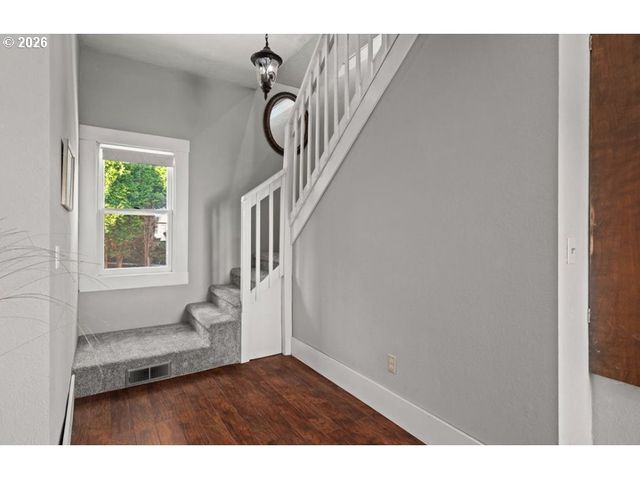 406 W C St, Rainier, OR 97048