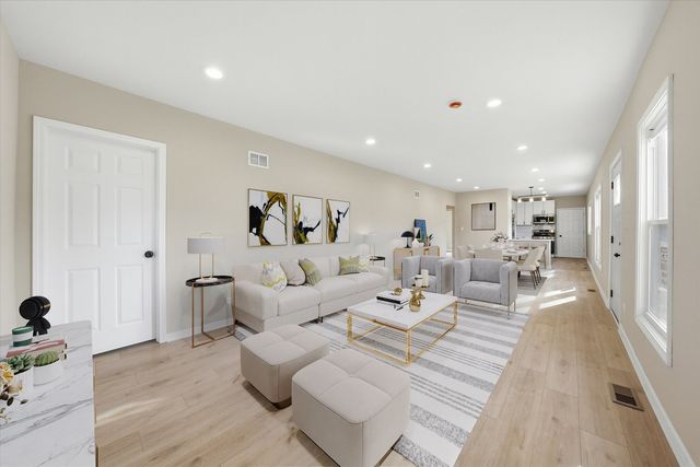 639 S 12th Avenue, Maywood, IL 60153