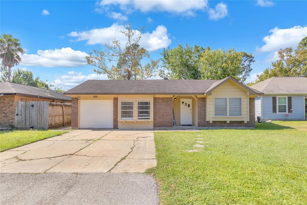 605 David Avenue, League City, TX 77573