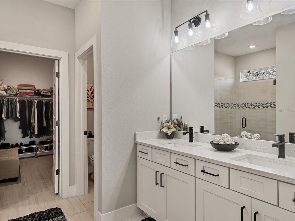 Image 11 of property listing at 13925 GREEN HAMMOCK PLACE, Bradenton, FL 34211