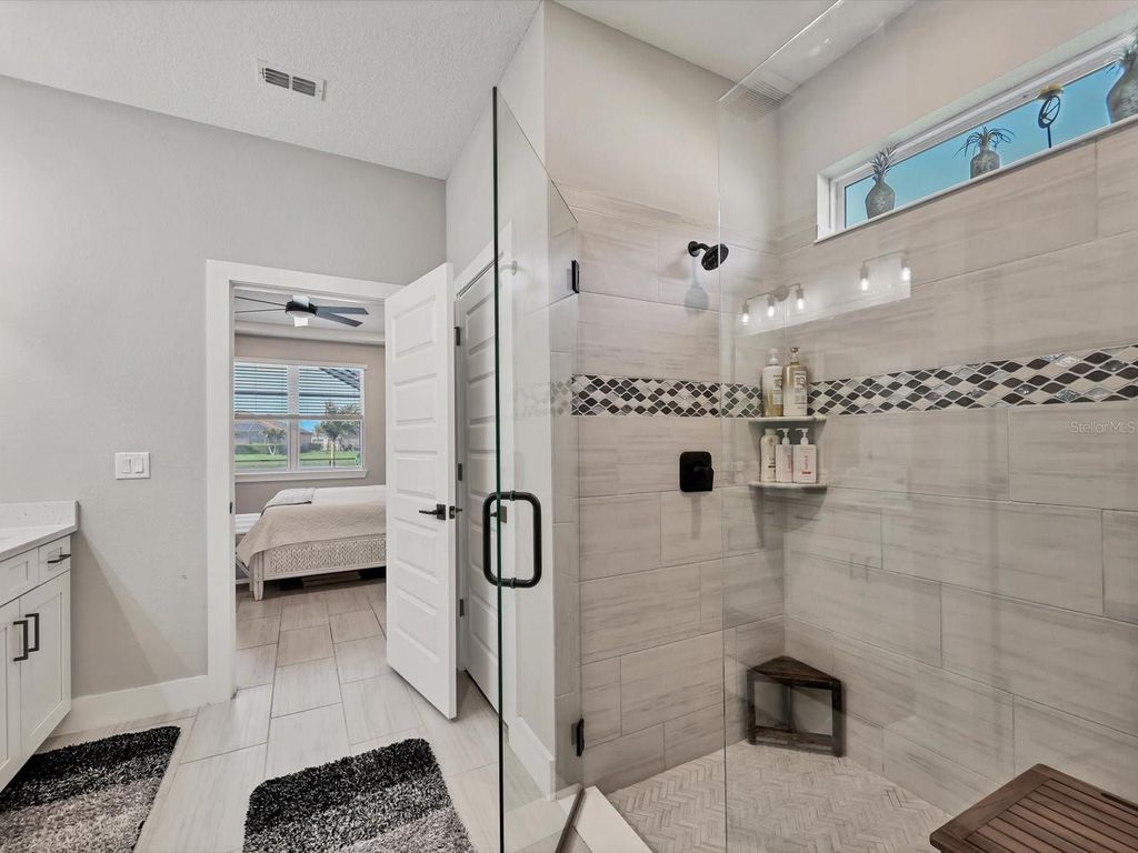 Image 12 of property listing at 13925 GREEN HAMMOCK PLACE, Bradenton, FL 34211