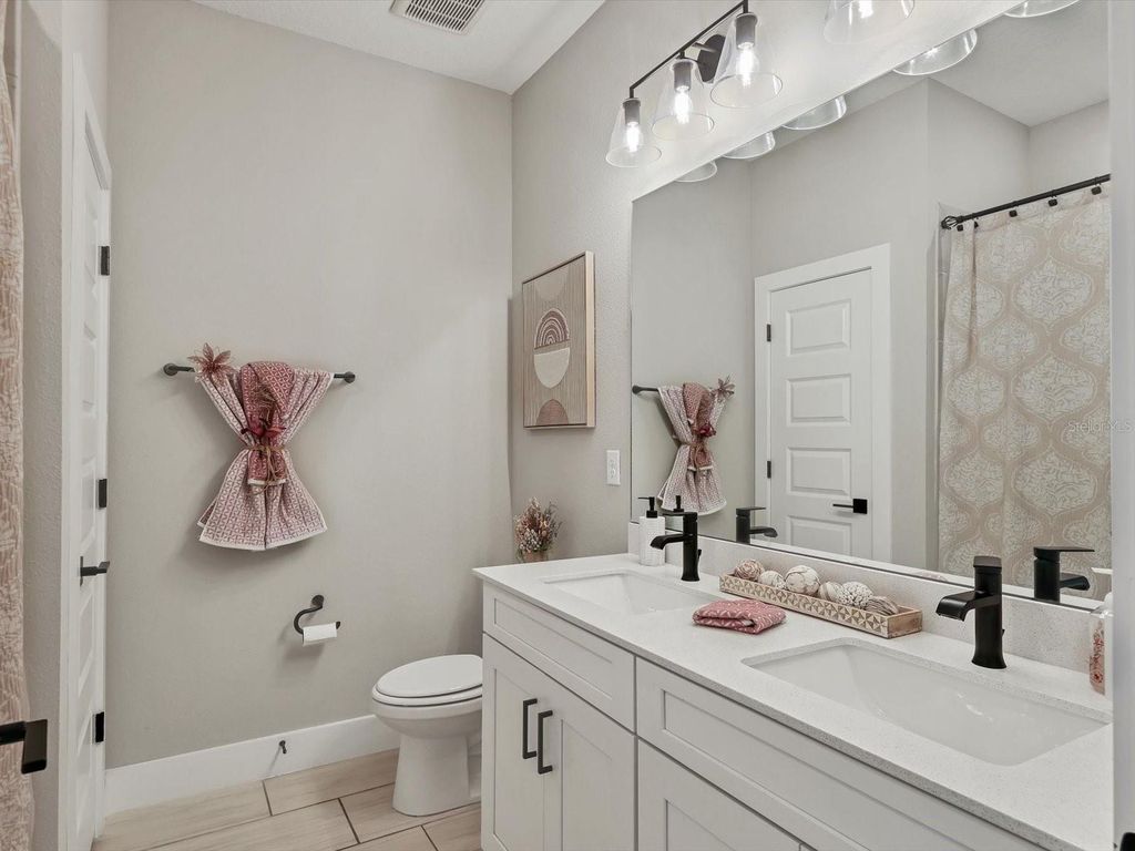 Image 15 of property listing at 13925 GREEN HAMMOCK PLACE, Bradenton, FL 34211