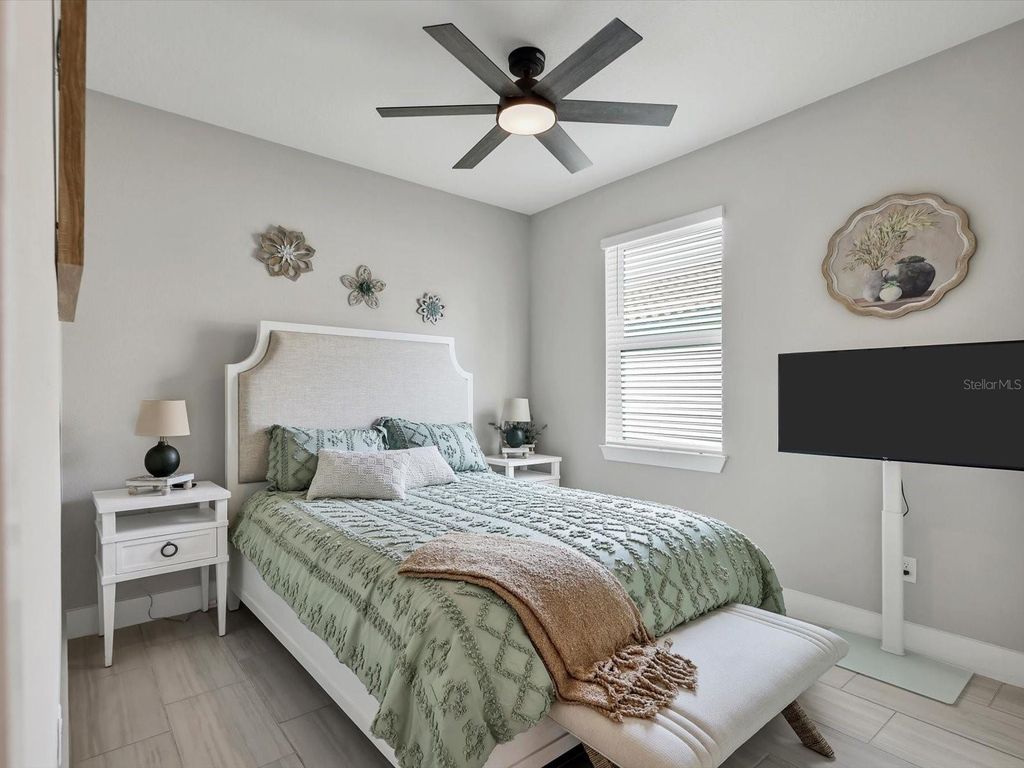 Image 16 of property listing at 13925 GREEN HAMMOCK PLACE, Bradenton, FL 34211