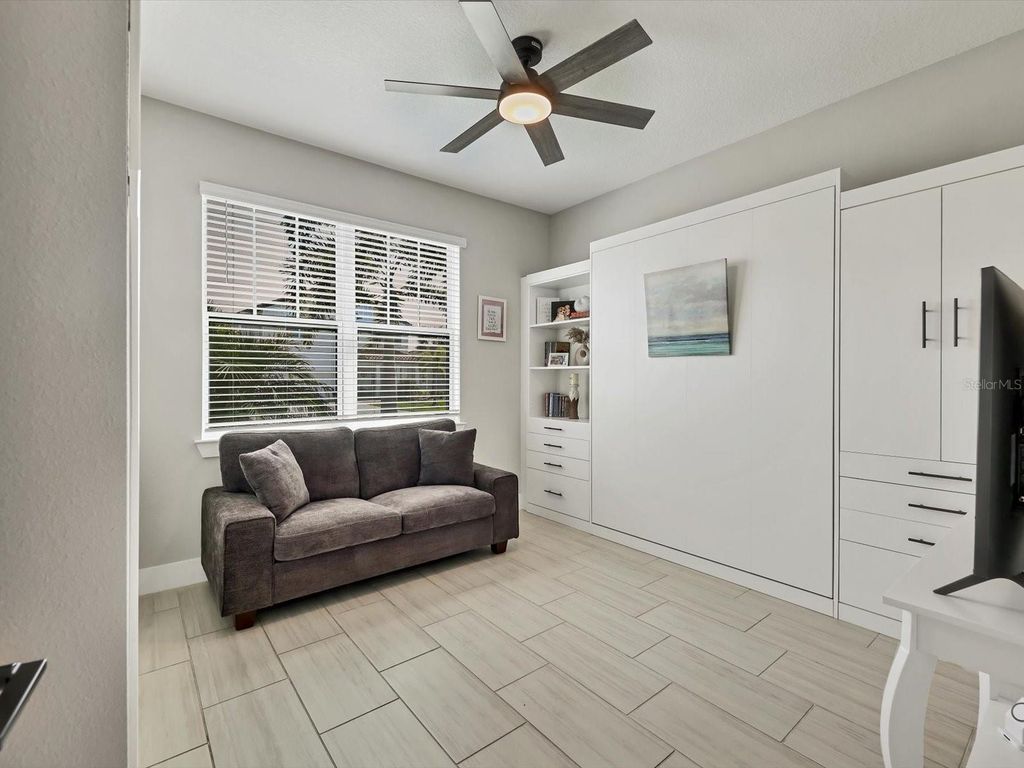 Image 18 of property listing at 13925 GREEN HAMMOCK PLACE, Bradenton, FL 34211