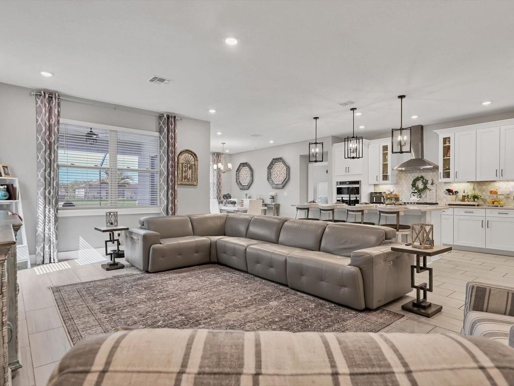 Image 5 of property listing at 13925 GREEN HAMMOCK PLACE, Bradenton, FL 34211