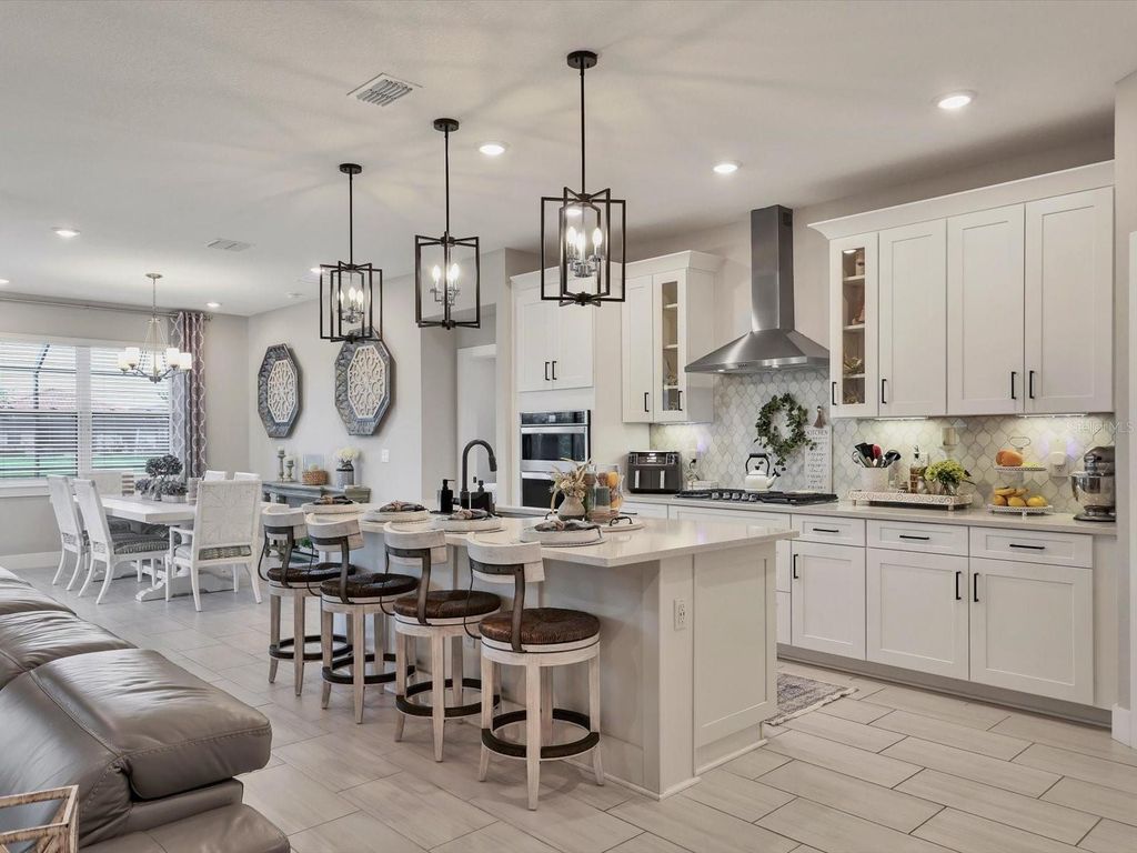 Image 6 of property listing at 13925 GREEN HAMMOCK PLACE, Bradenton, FL 34211