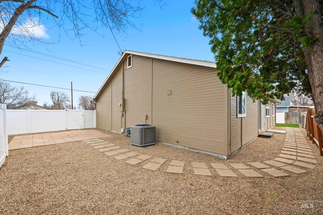 629 Lake Lowell, Nampa, ID 83686