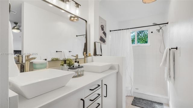 9913 NW 2nd St, Plantation, FL 33324