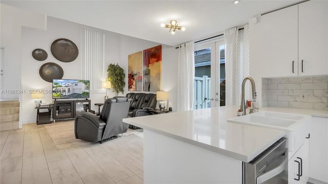 9913 NW 2nd St, Plantation, FL 33324