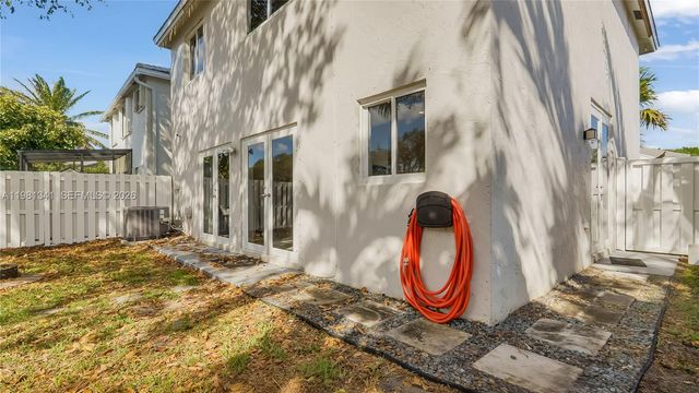 9913 NW 2nd St, Plantation, FL 33324