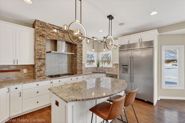 1280 Glen Court, Highland Charter Township, MI 48357