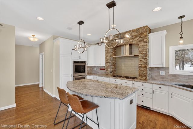 1280 Glen Court, Highland Charter Township, MI 48357