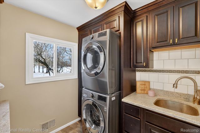 1280 Glen Court, Highland Charter Township, MI 48357