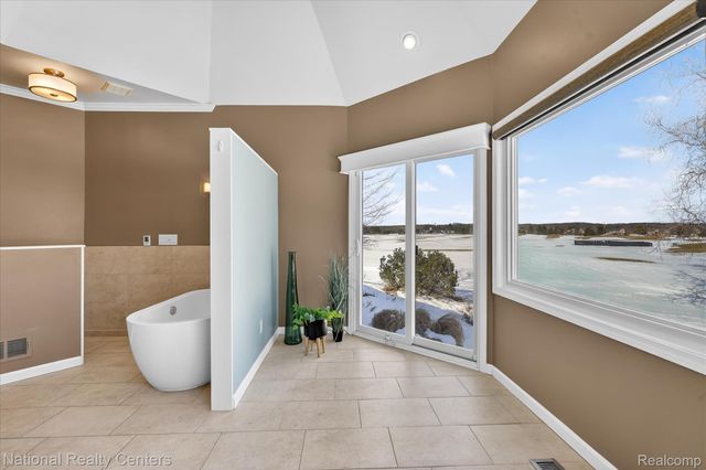 1280 Glen Court, Highland Charter Township, MI 48357