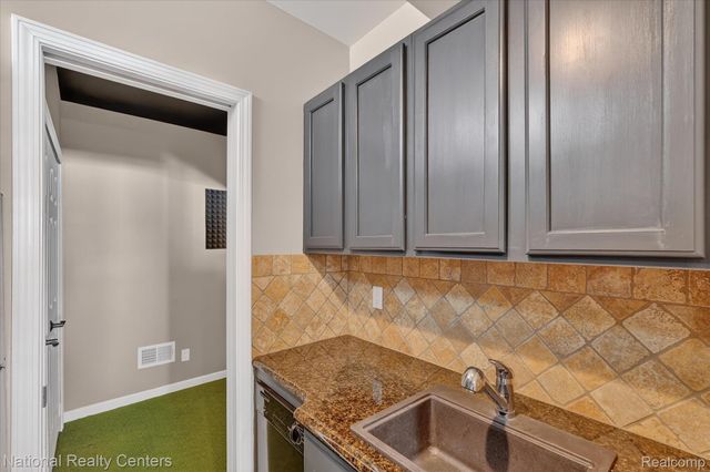 1280 Glen Court, Highland Charter Township, MI 48357