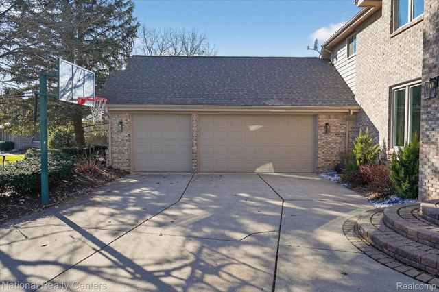 1280 Glen Court, Highland Charter Township, MI 48357