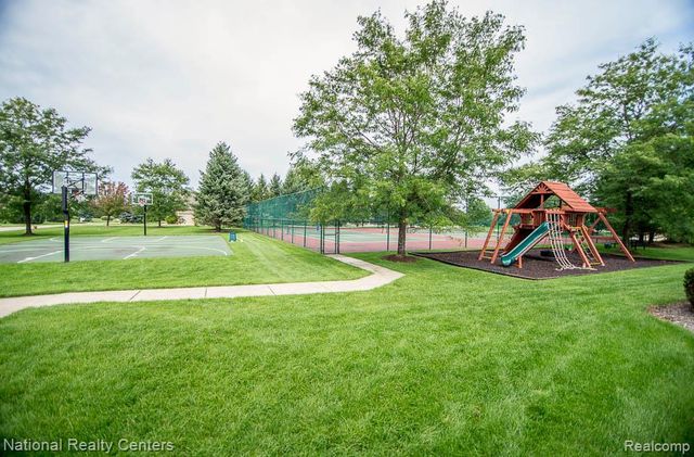 1280 Glen Court, Highland Charter Township, MI 48357