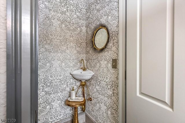 89 Douglas Rd, Glen Ridge Boro Twp., NJ 07028