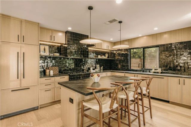 4033 Moore, Los Angeles, CA 90066