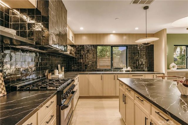 4033 Moore, Los Angeles, CA 90066