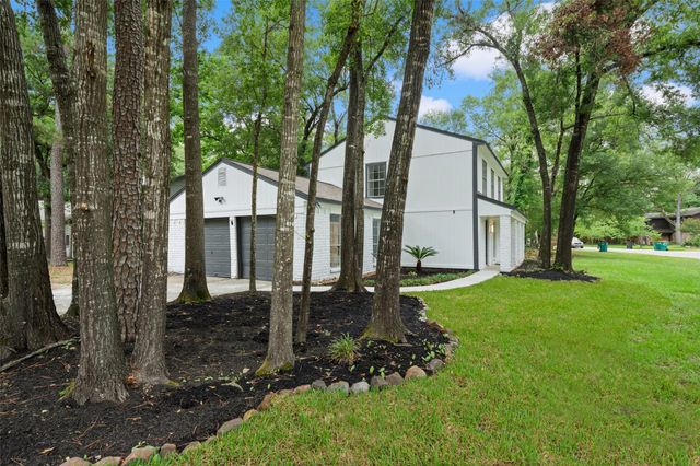 90 Crystal Lake Lane, The Woodlands, TX 77380