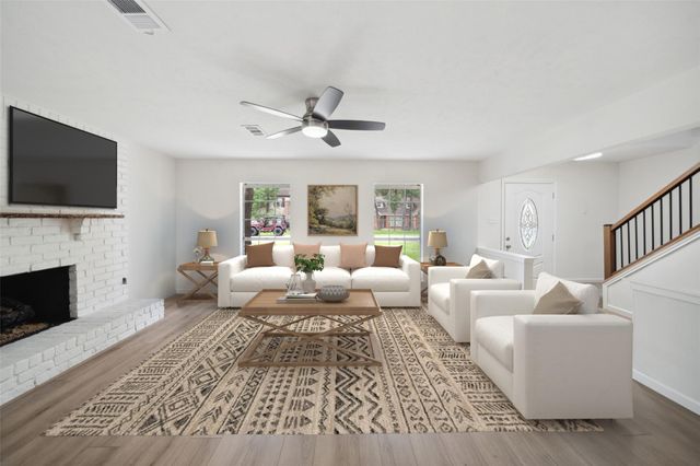 90 Crystal Lake Lane, The Woodlands, TX 77380