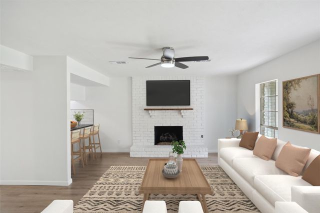 90 Crystal Lake Lane, The Woodlands, TX 77380