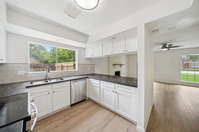 90 Crystal Lake Lane, The Woodlands, TX 77380