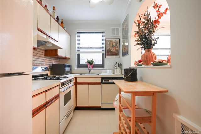 35 Rockledge Road 2A, Hartsdale, NY 10530