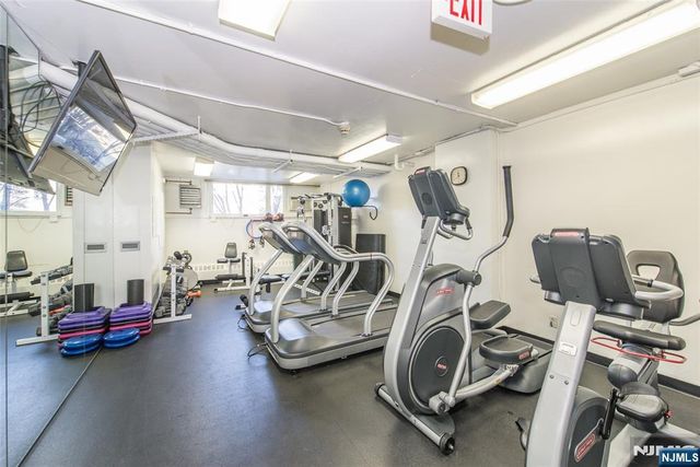 1 Claridge Drive 725, Verona, NJ 07044