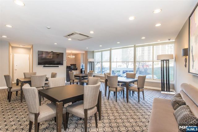 1 Claridge Drive 725, Verona, NJ 07044
