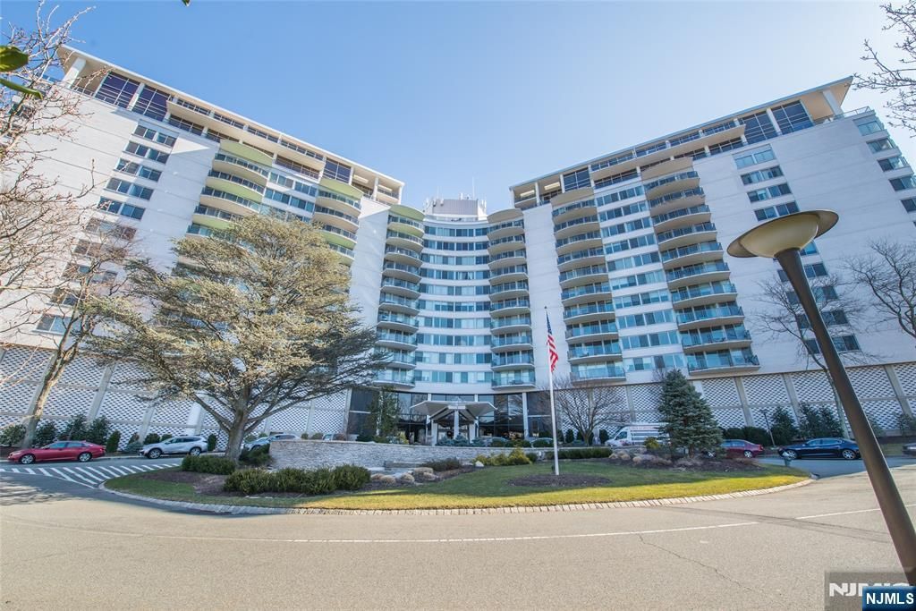 1 Claridge Drive 725, Verona, NJ 07044