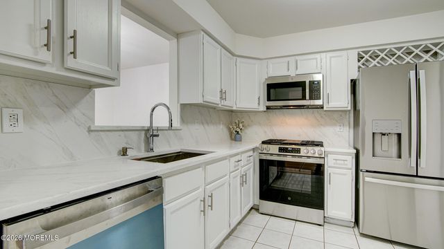 39 Poplar Place, Freehold, NJ 07728