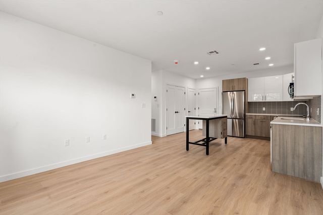 40 Centre St 408, Brookline, MA 02446